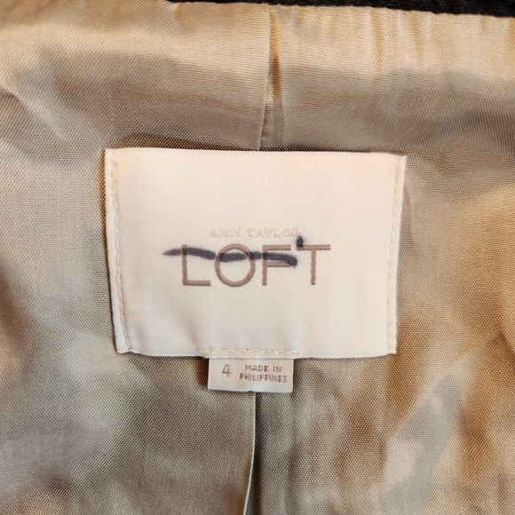 Gorgeous Ruffled Tailored Blazer Jacket Ann Taylor Loft Size 4 Black Lined - Picture 5 of 5